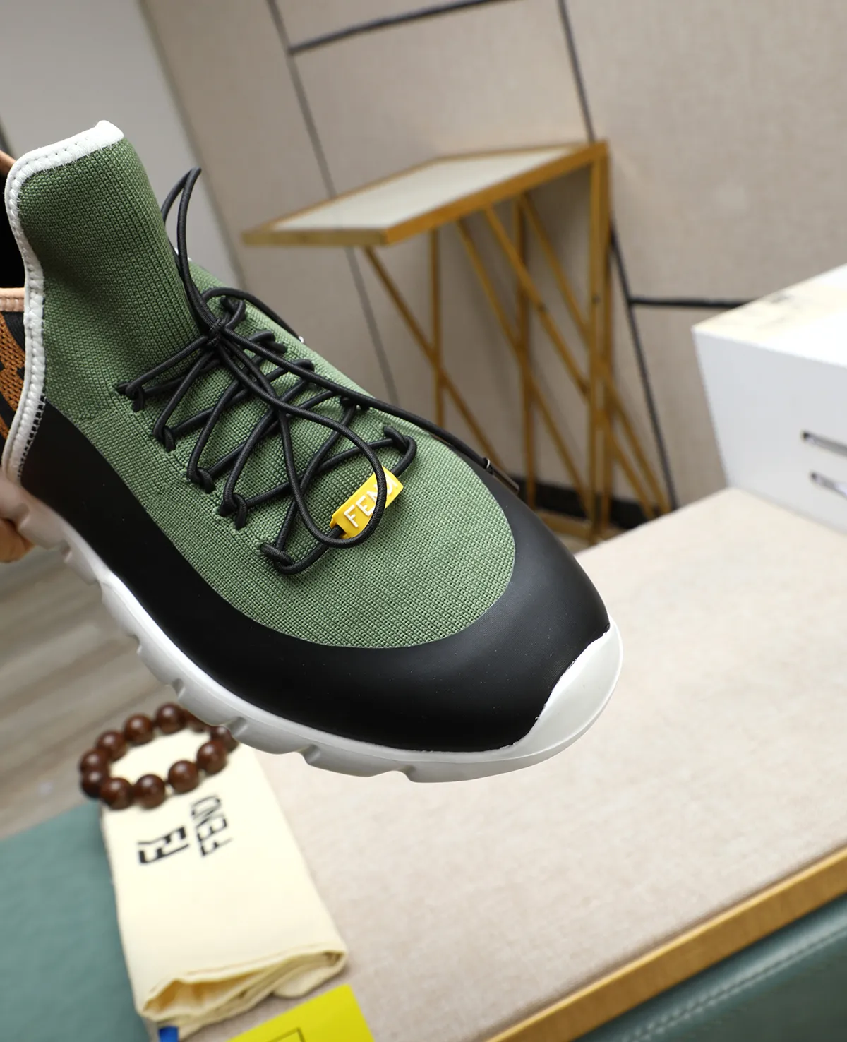 Men's Men's Shoes 💰700 Fendi Fendi's latest Tag series of men's casual mesh sports running shoes, originally purchased and developed, this Tag sports shoe is a one-leg sneaker, made of black high-tech mesh material with gray neoprene details. Oversized FENDI lettering on the side and translucent rubber details. Light and flexible rubber running shoe soles, beautifully packaged at the delivery counter, customized breathable lining, original molded foam rubber outsole, sole thickness: 3.5CM! Size: 39-44 (customized at 38.45.46)
